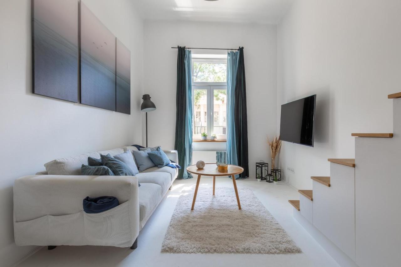 Black And White Apartment Budapest Luaran gambar