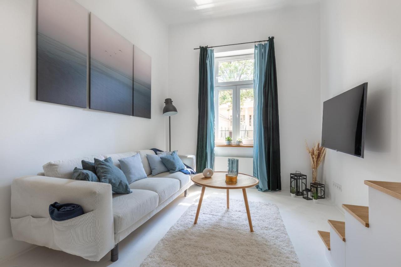 Black And White Apartment Budapest Luaran gambar