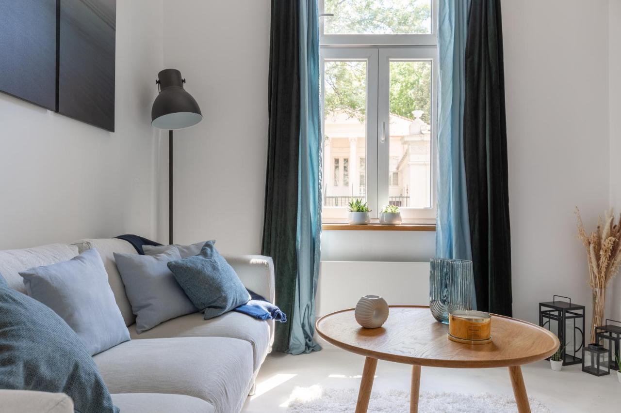 Black And White Apartment Budapest Luaran gambar